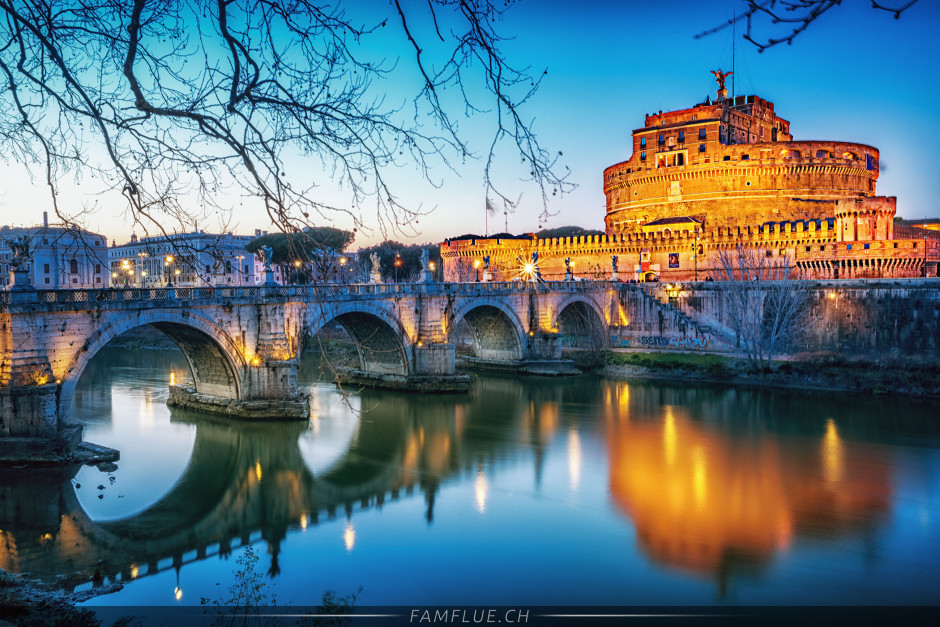 Bearbeitete RAW-Datei der Engelsburg in Rom zur blauen Stunde
