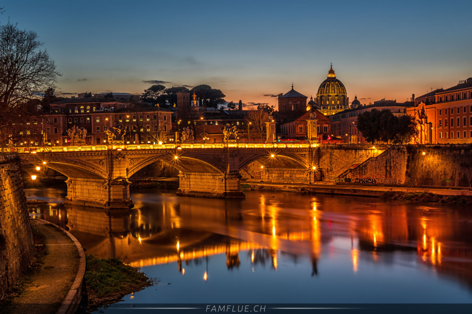Bearbeitete RAW-Datei der Engelsburg in Rom zur blauen Stunde