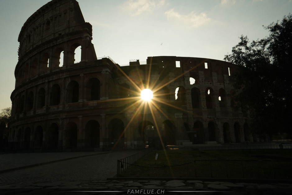 Unbearbeitetes Original Foto (JPG-Datei) vom Sonnenaufgang beim Kolosseum in Rom