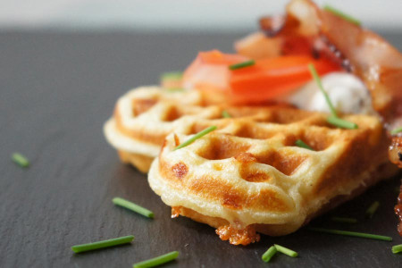 pikante glutenfreie waffeln angerichtet