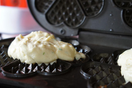 pikante glutenfreie waffeln teig auf eisen