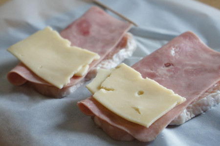 Foto vom Fleisch für das glutenfreie CordonBleu nachdem es mit Schinken und Käse belegt wurde
