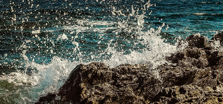 image from the waves in Saint-Tropez by kfphotography